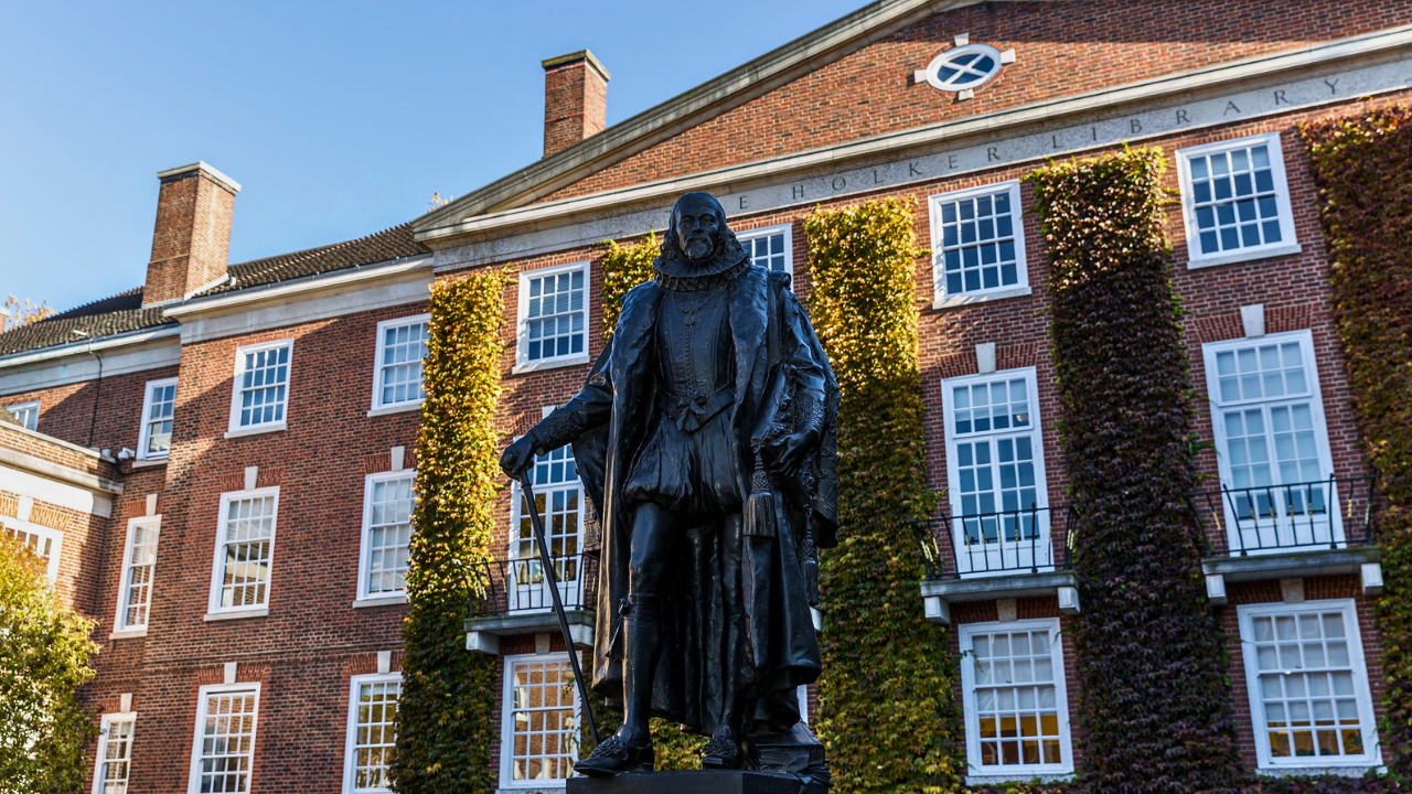 Bronze statue of Francis Bacon on the Gray's Inn estate